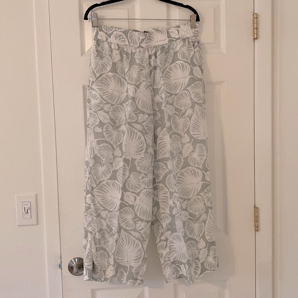 Tahari Gray and White Leaf Print Wide Leg Pants